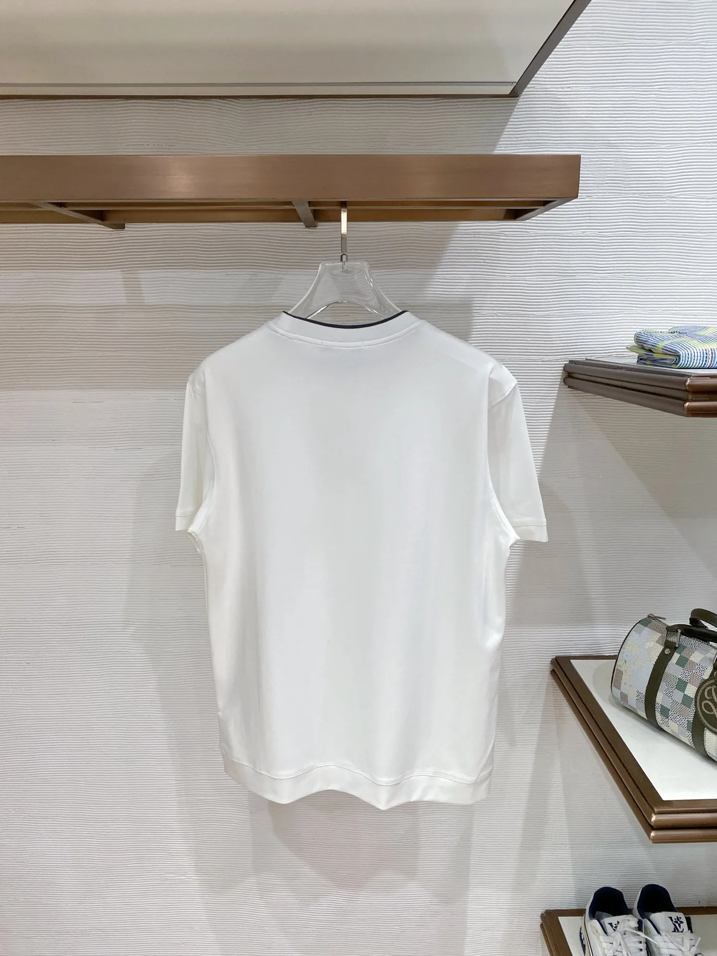 Loro Piana selects high-count smooth fabrics and has a basic round-neck design. It is available in white, Navy Blue and black. The neat tailoring does not flatter the body shape, the low-key texture is hidden in the details, the skin-friendly Breathable fabric is both comfortable and stiff, and the basic round neck shape is suitable for wearing in all seasons. Sizes:M-4XL